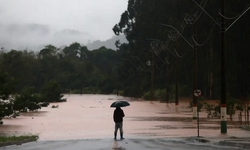 CHUVAS NO RS - Porto Alegre fecha Comportas de Segurana para evitar Inundao